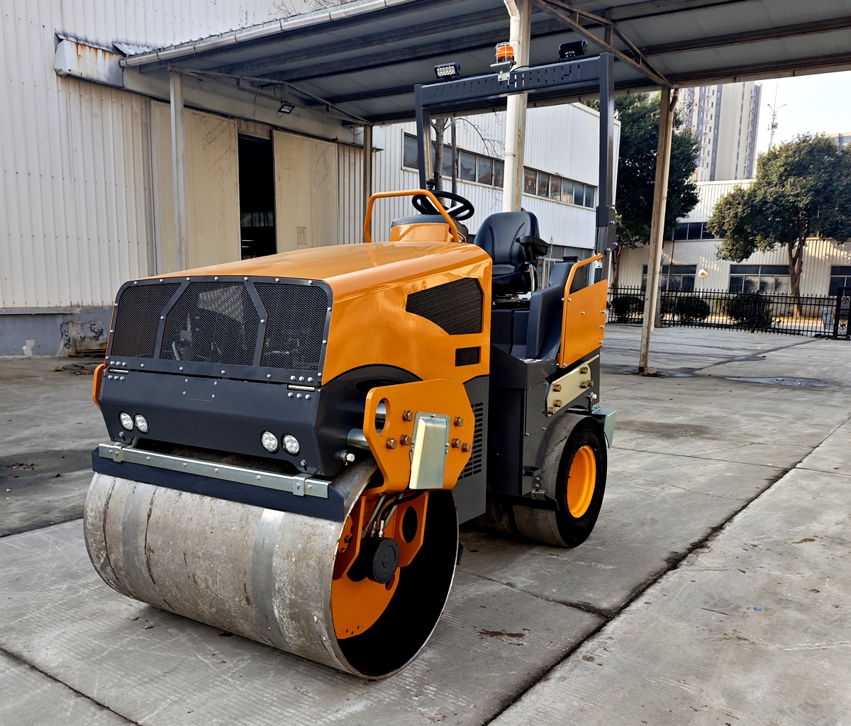 奔馬5噸小型座駕前鋼輪后膠輪壓路機(jī)BM5000D